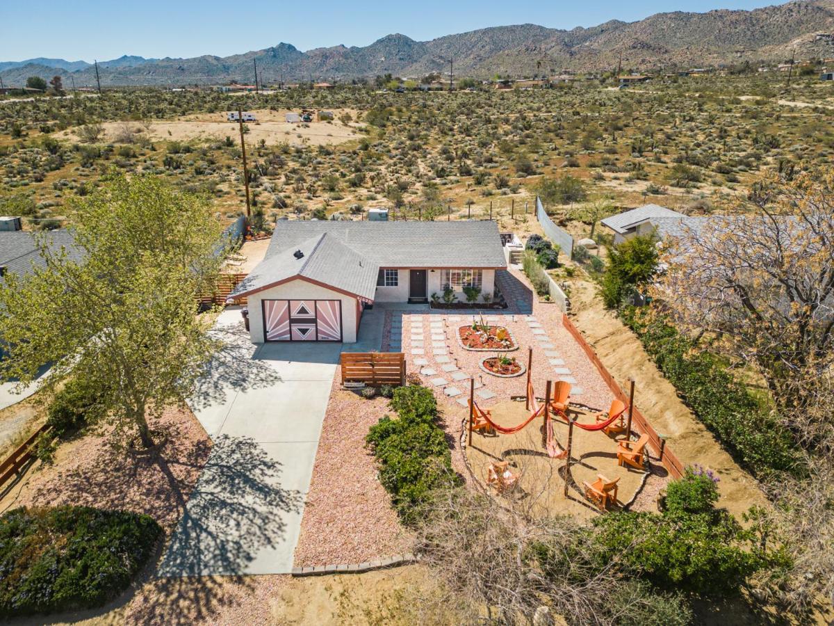 Villa Hot Tub, Games, King Bed, Fire Pit, Bbq Grill, Minutes From National Park And Views Joshua Tree Esterno foto